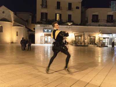 ...Tom�s si diletta in una danza che cattura gli sguardi divertiti dei passanti